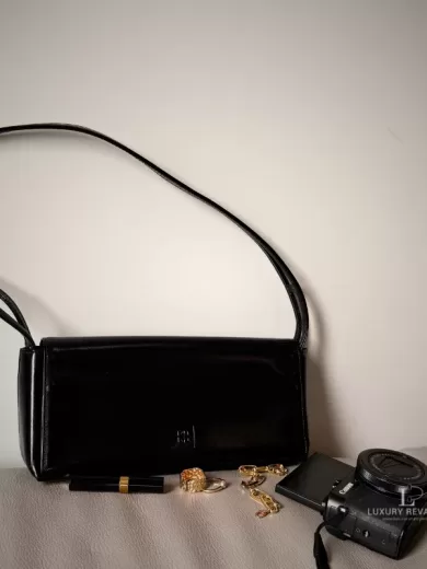 Givenchy 4G black leather baguette shoulder bag with embossed logo and magnetic flap