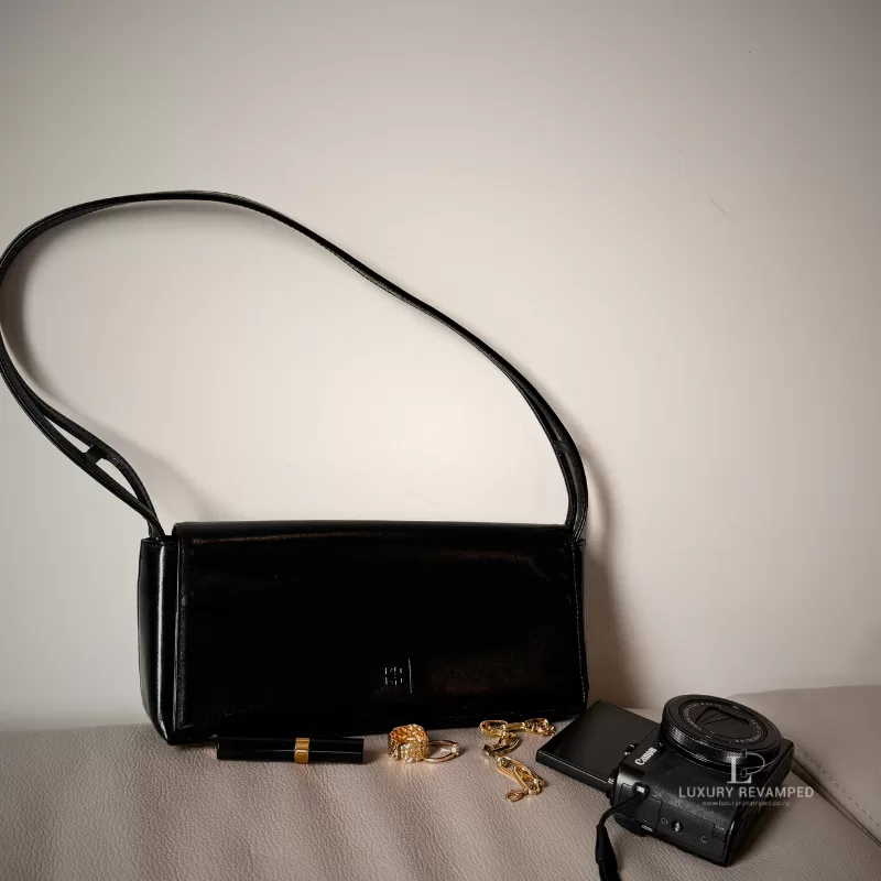 Givenchy 4G black leather baguette shoulder bag with embossed logo and magnetic flap